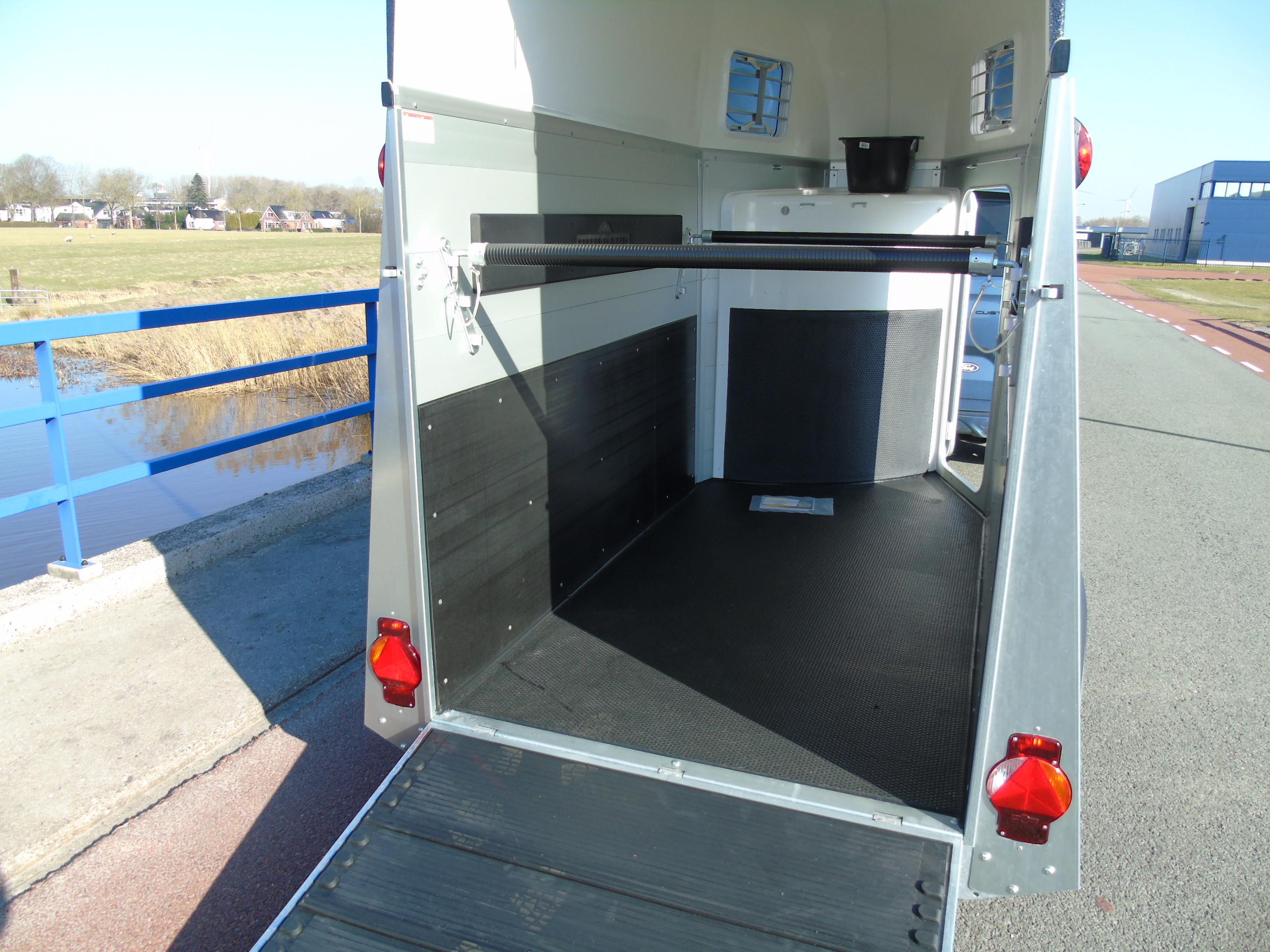 Voorraad Humbaur Single Alu Luxus 1,5 paards trailer zadelkamer