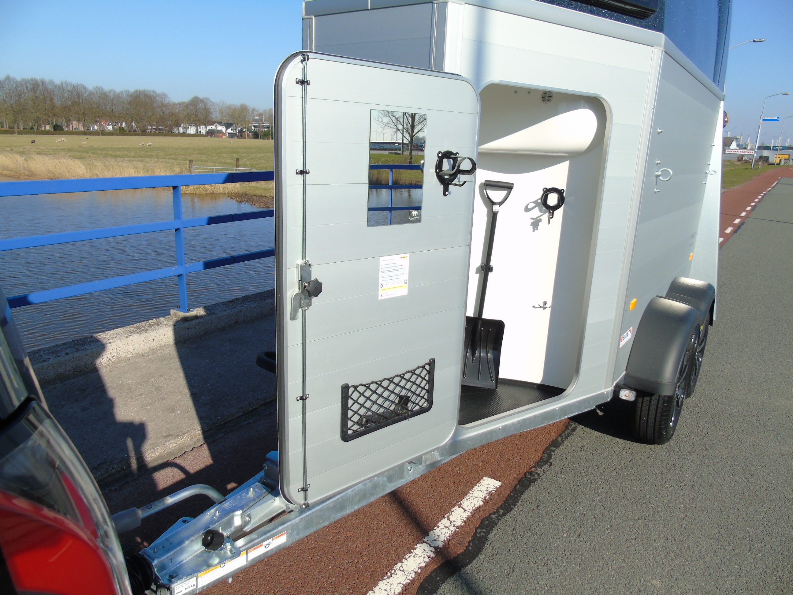 Voorraad Humbaur Single Alu Luxus 1,5 paards trailer zadelkamer