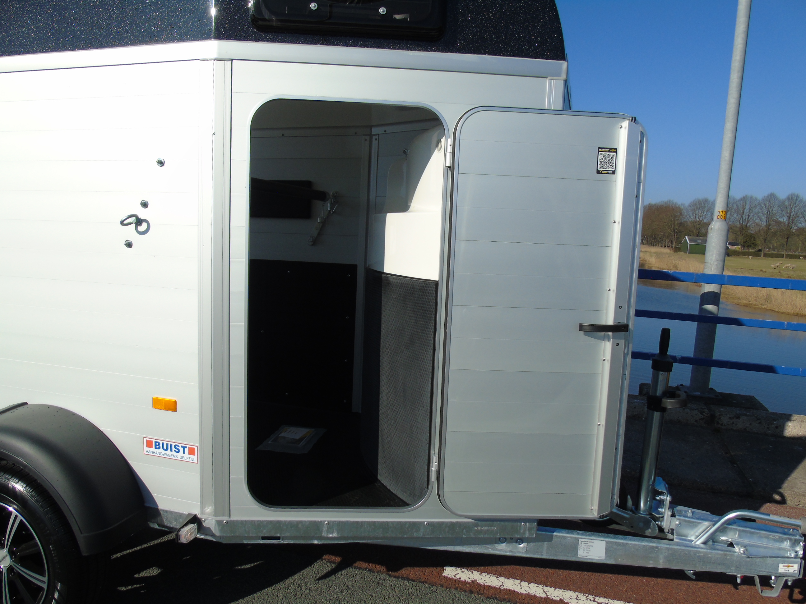 Voorraad Humbaur Single Alu Luxus 1,5 paards trailer zadelkamer