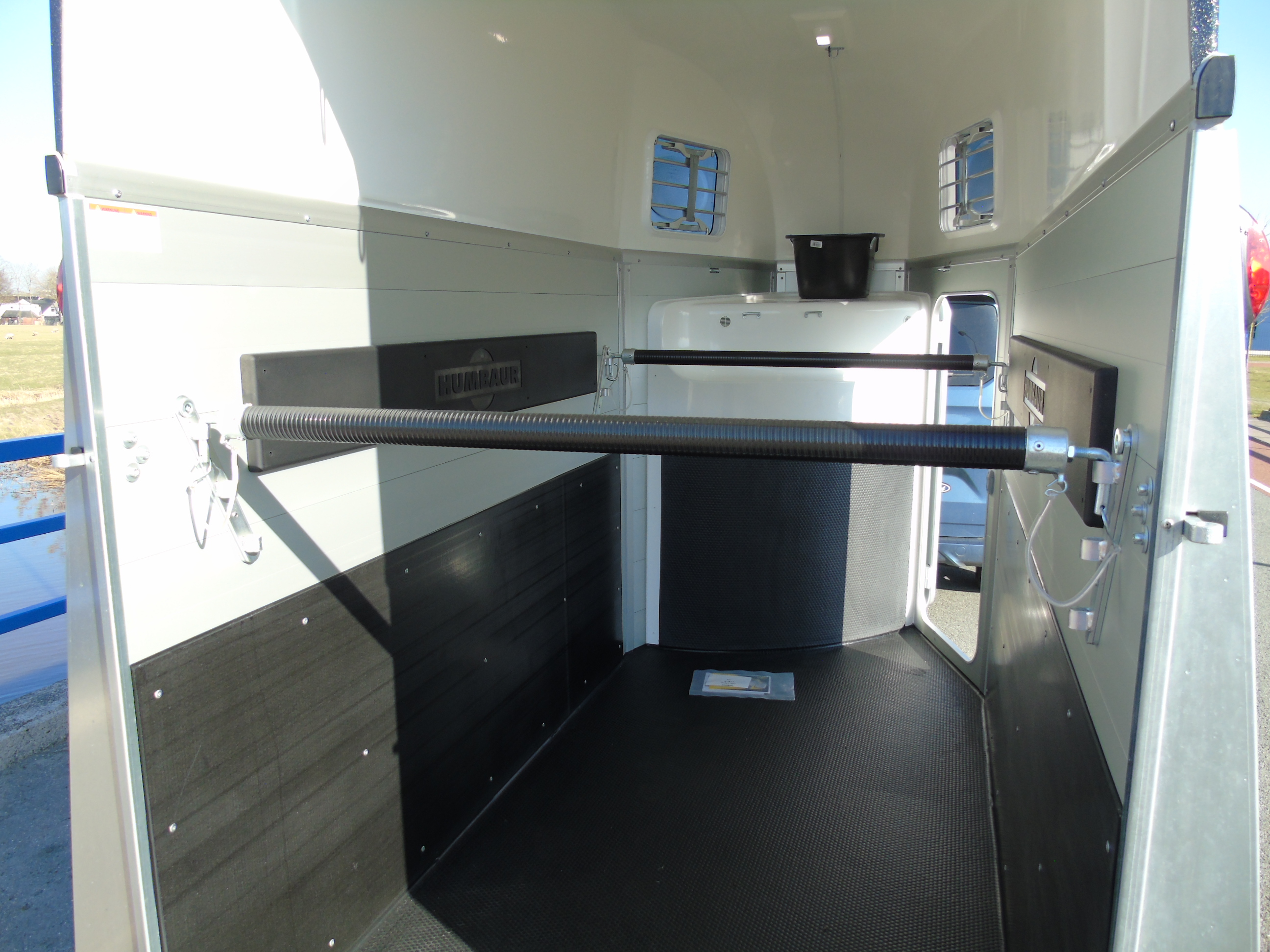 Voorraad Humbaur Single Alu Luxus 1,5 paards trailer zadelkamer