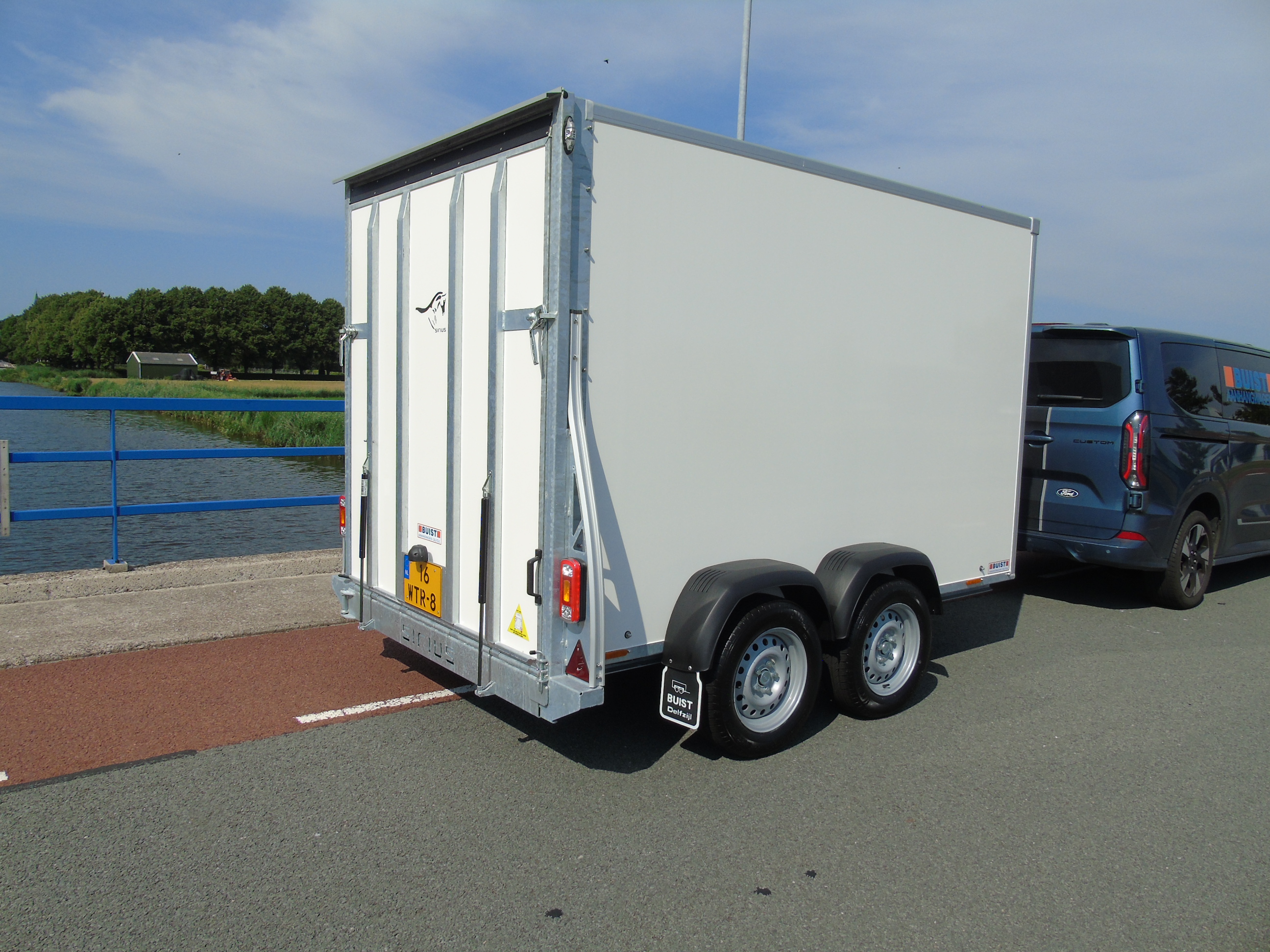 Voorraad aanhangwagen Sirius G130 PP gesloten tandemasser bakwagen deur-klep combi