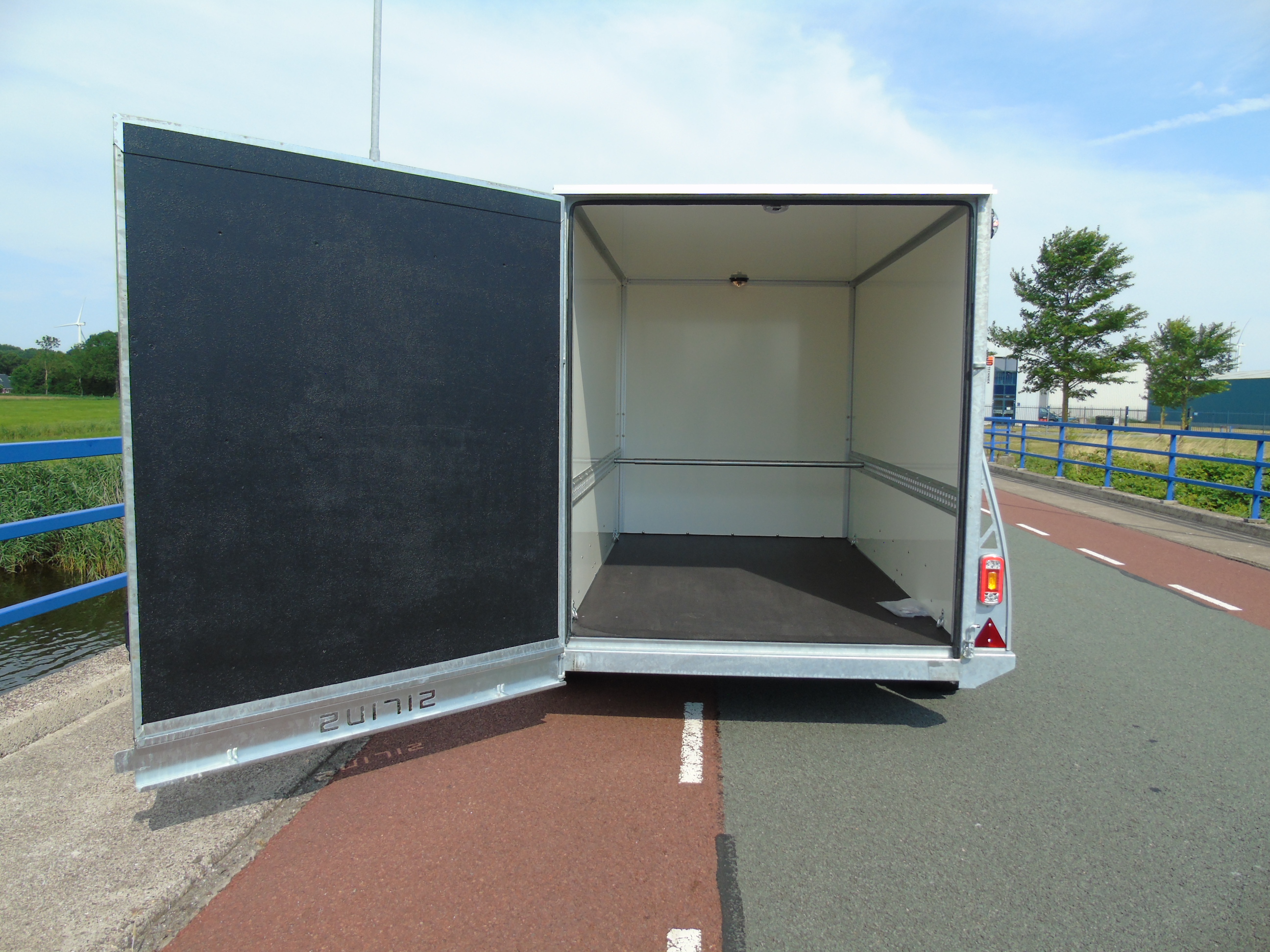 Voorraad aanhangwagen Sirius G130 PP gesloten tandemasser bakwagen deur-klep combi
