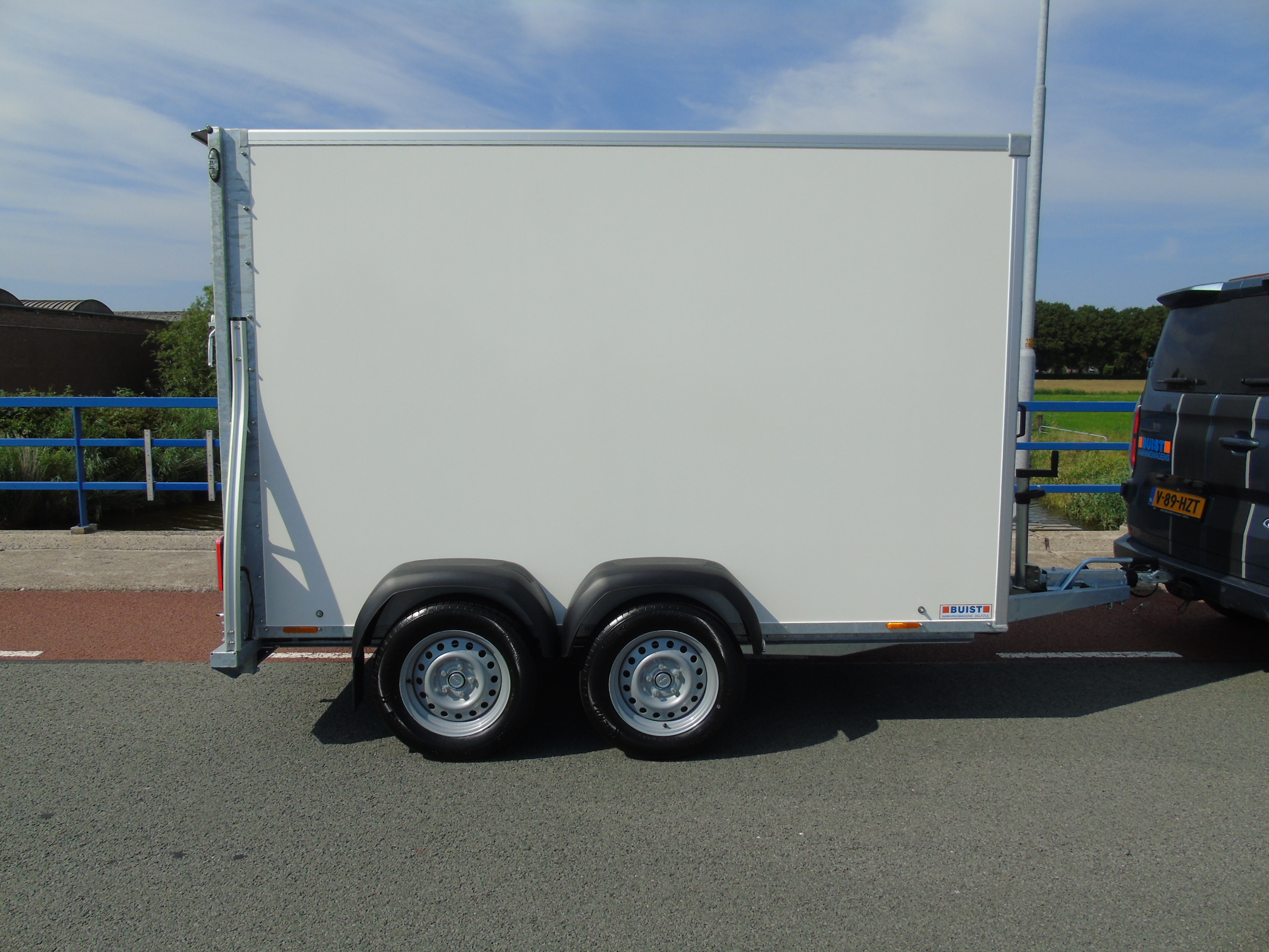 Voorraad aanhangwagen Sirius G130 PP gesloten tandemasser bakwagen deur-klep combi