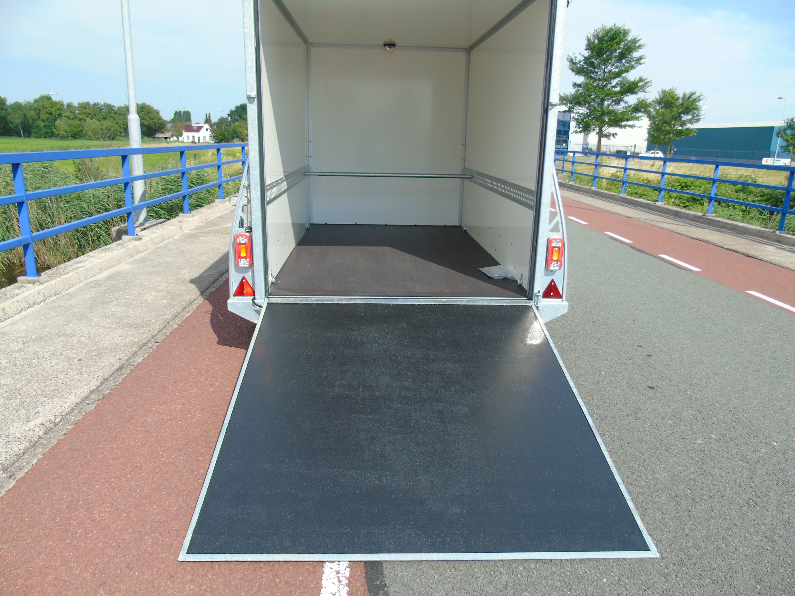 Voorraad aanhangwagen Sirius G130 PP gesloten tandemasser bakwagen deur-klep combi
