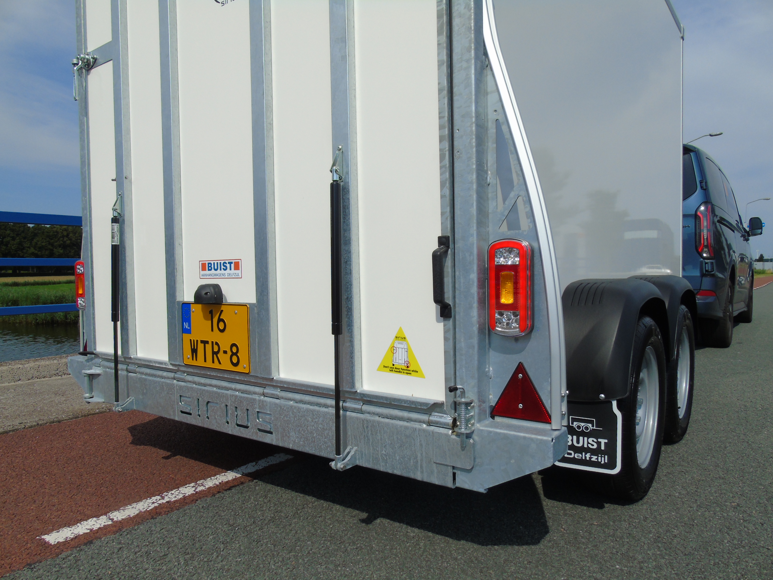 Voorraad aanhangwagen Sirius G130 PP gesloten tandemasser bakwagen deur-klep combi