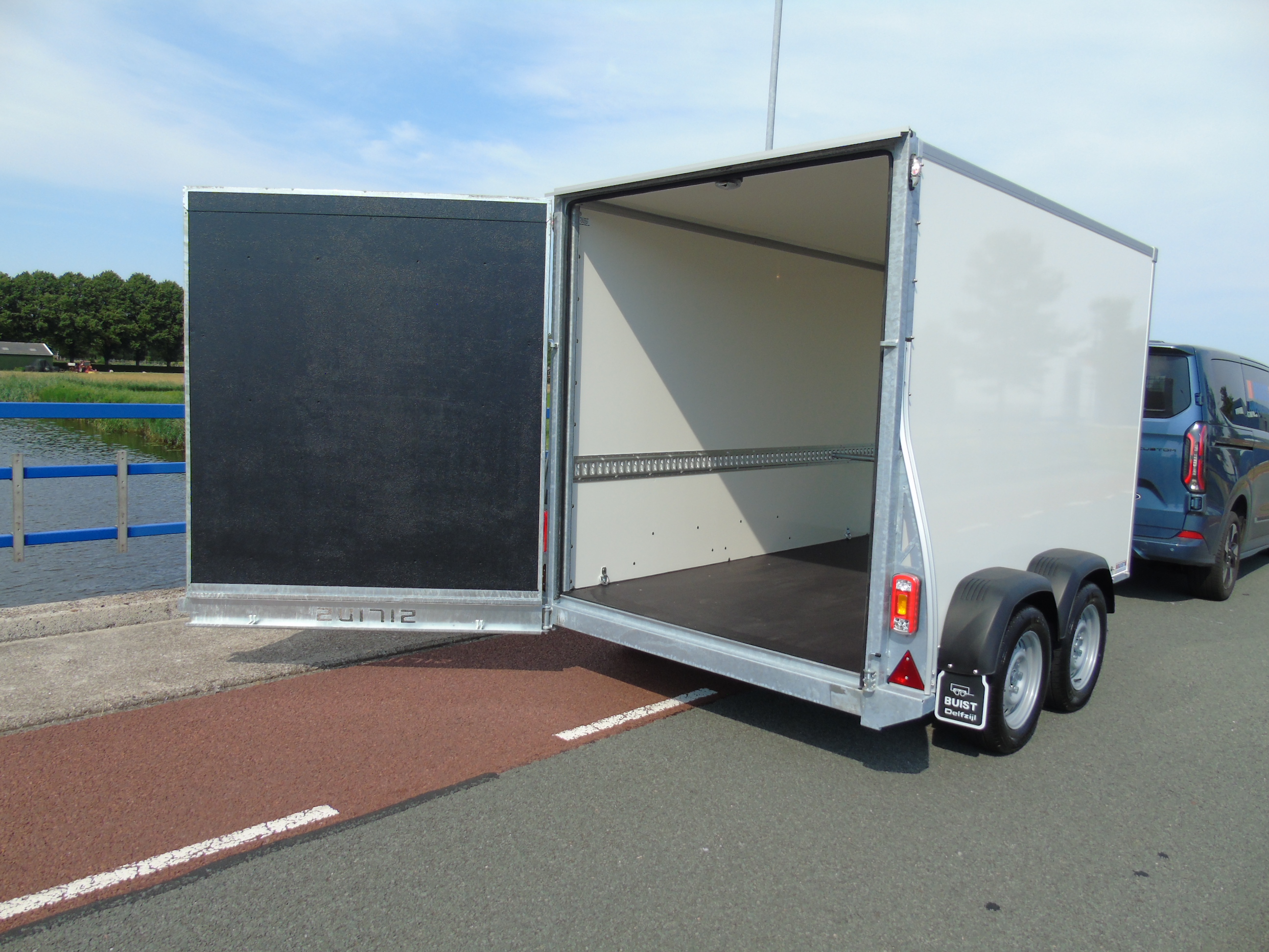 Voorraad aanhangwagen Sirius G130 PP gesloten tandemasser bakwagen deur-klep combi