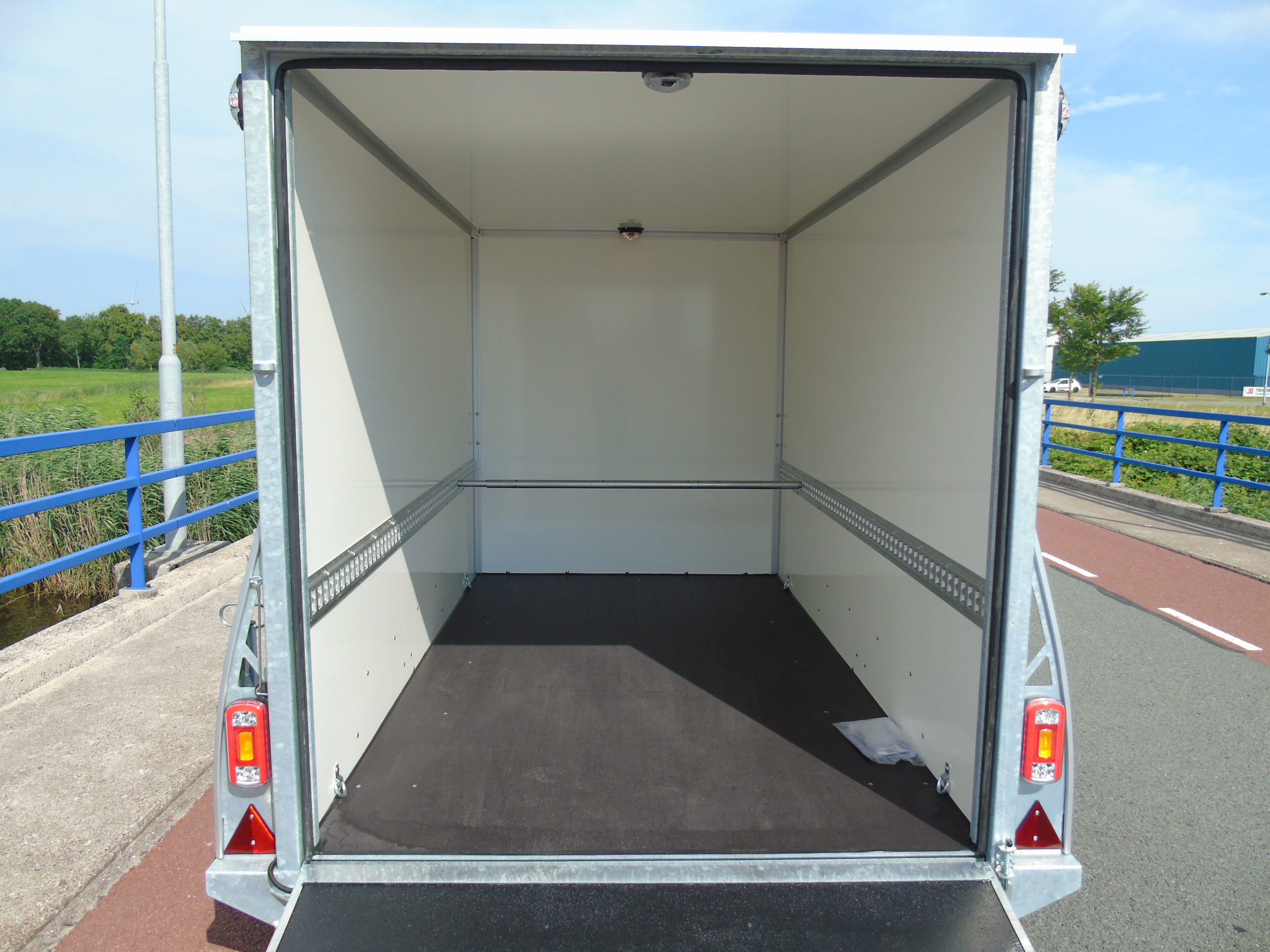Voorraad aanhangwagen Sirius G130 PP gesloten tandemasser bakwagen deur-klep combi
