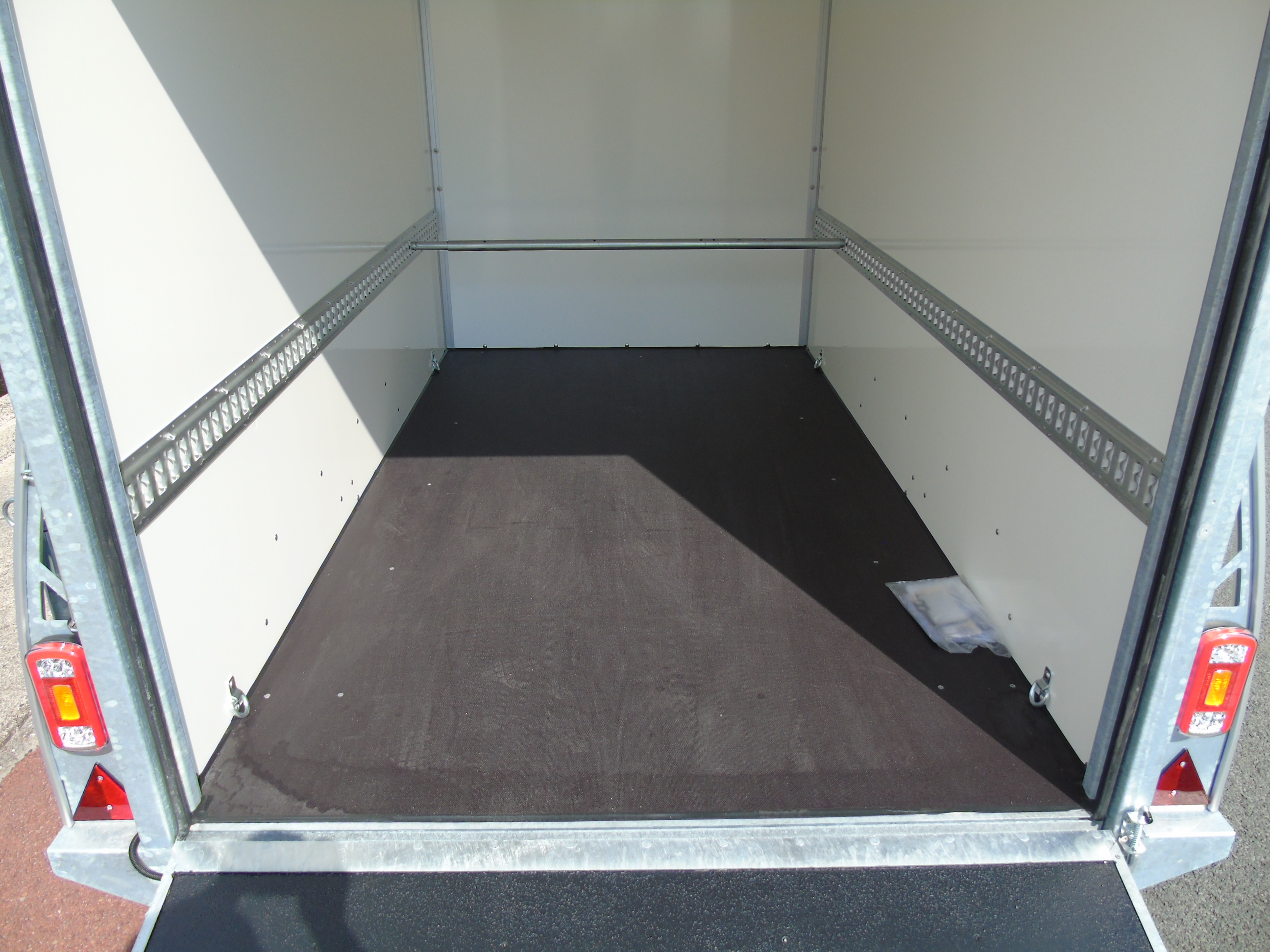 Voorraad aanhangwagen Sirius G130 PP gesloten tandemasser bakwagen deur-klep combi