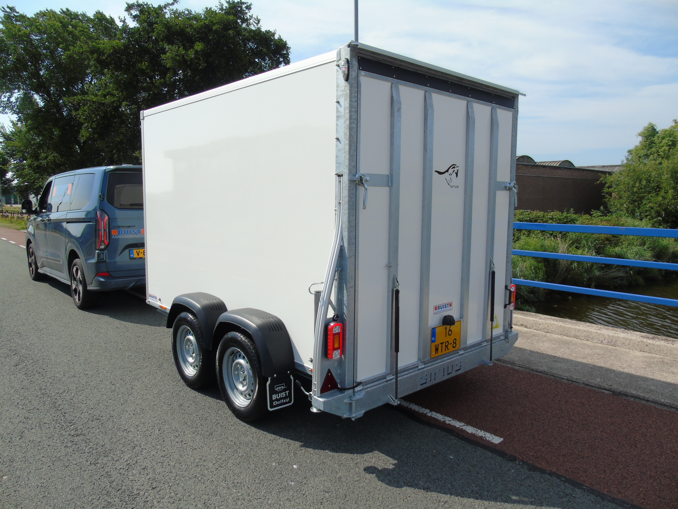 Voorraad aanhangwagen Sirius G130 PP gesloten tandemasser bakwagen deur-klep combi