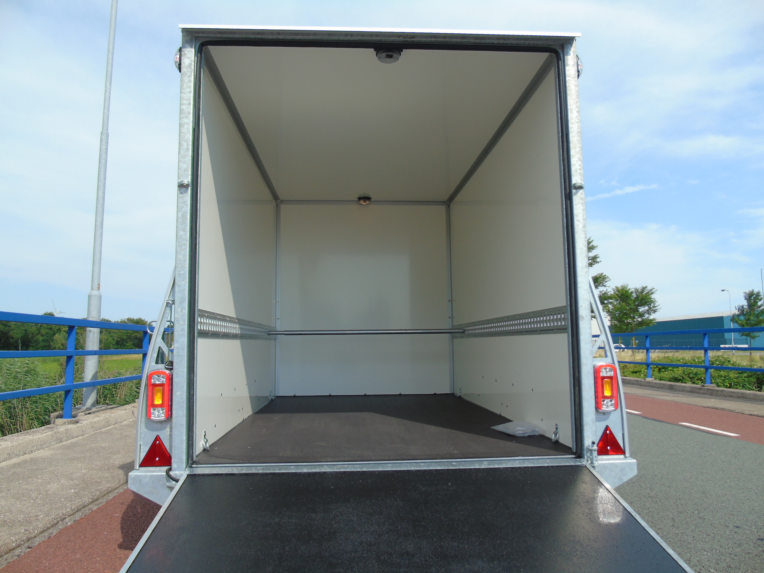 Voorraad aanhangwagen Sirius G130 PP gesloten tandemasser bakwagen deur-klep combi