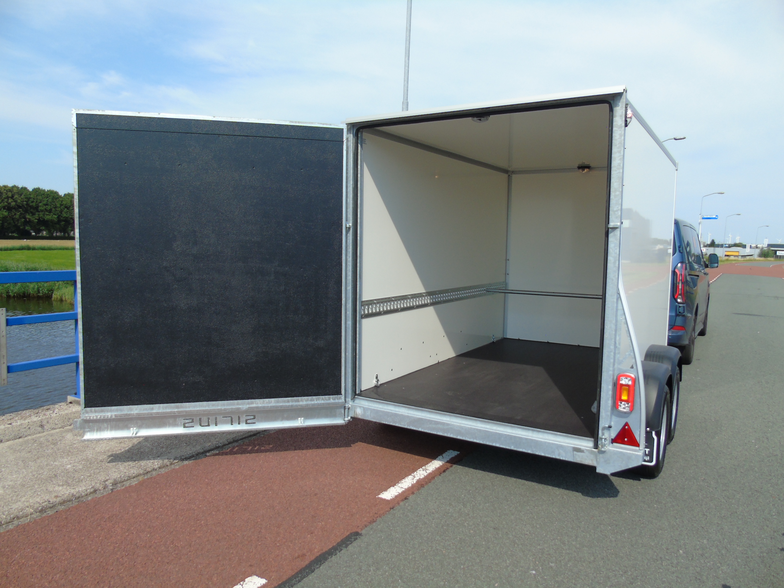 Voorraad aanhangwagen Sirius G130 PP gesloten tandemasser bakwagen deur-klep combi